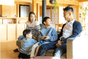 家の中に入ると木の優しい香りが漂ってきます。リビングの中心には薪ストーブが。