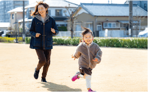 親子の散歩コースにある野添公園。一面の芝生で転んでも痛くなく思い切り走れます。もう少し歩くと遊具いっぱいの舟岡山公園も。