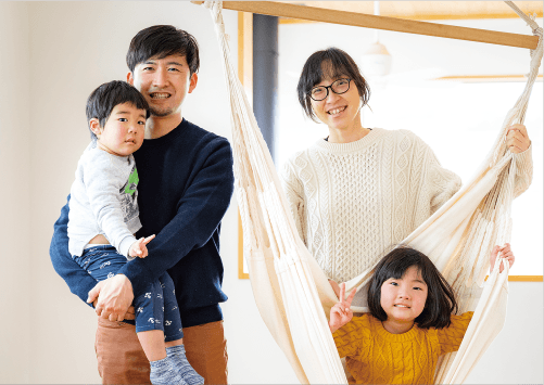 薪ストーブやハンモックなど、遊び心のあるマイホーム。地域からも温かく迎えられ、お祭りなどにも参加します。