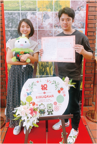 市役所で婚姻届を出した後の記念写真。若い世代を大切にしてくれていると感じたと言います。